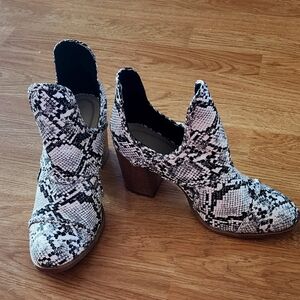 women Snake print black and white ankle boots size 8 Regular GUC